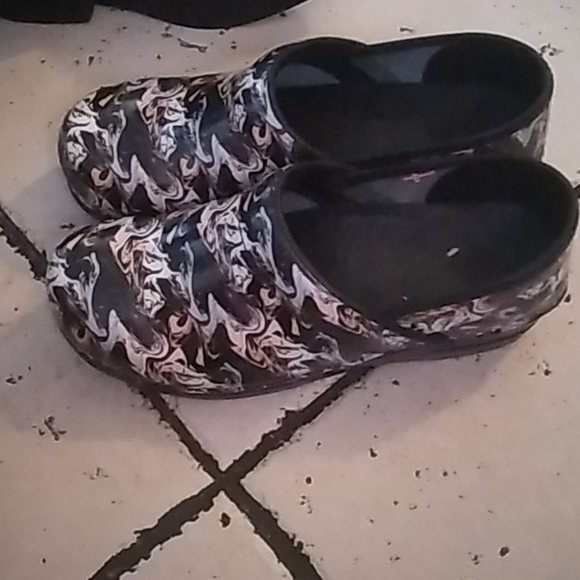 Shoes - Picture 2 of 3